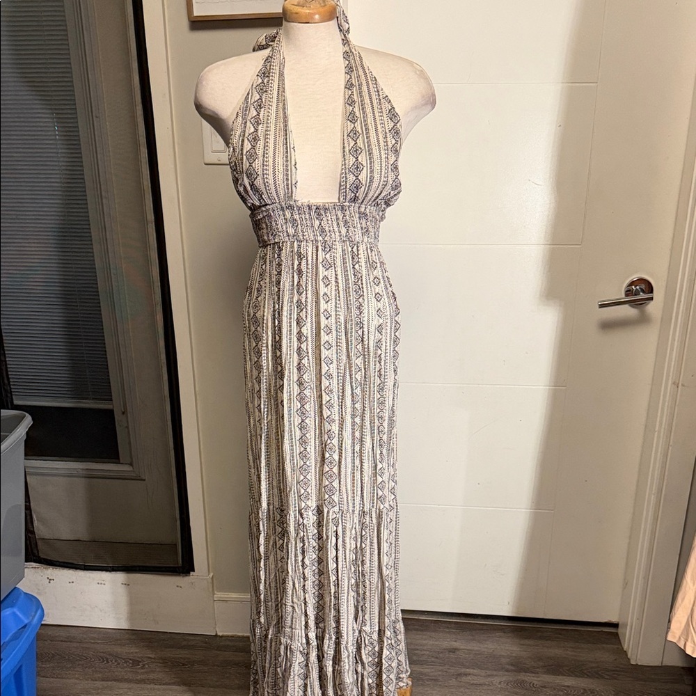 Chic Backless Halter Dress in Cream and Gray